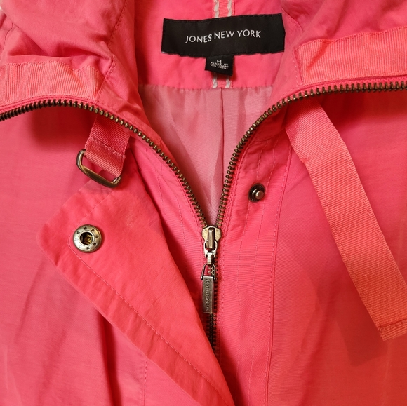 JONES NEW YORK Size Medium rain jacket with hood. - Picture 4 of 12